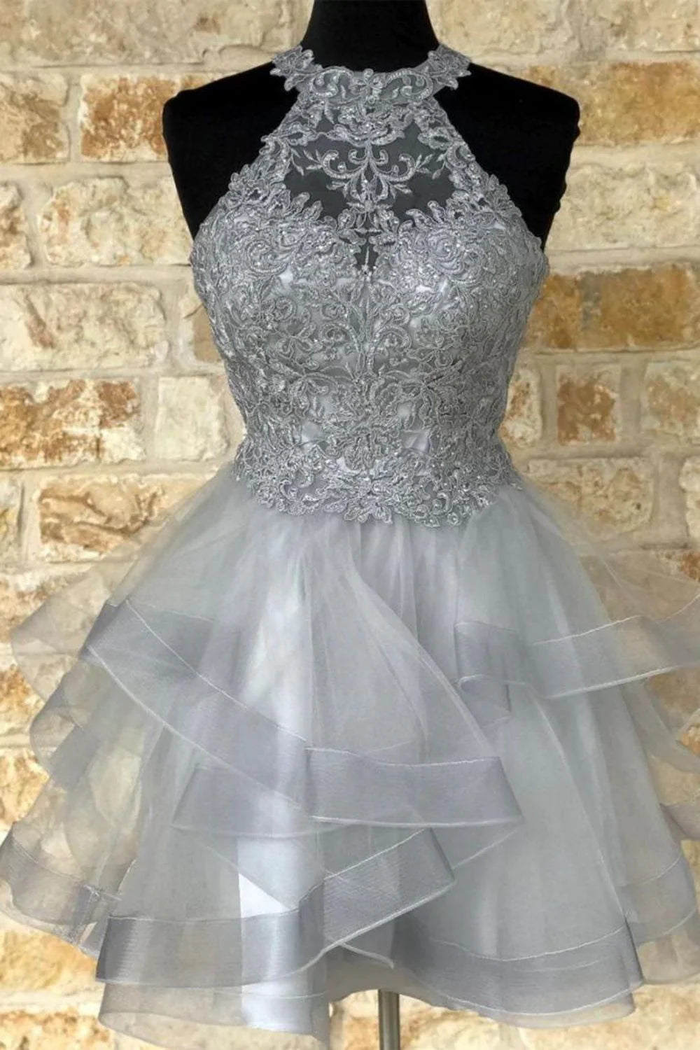 Hermoso vestido de fiesta con cuello halter, corte A y volante